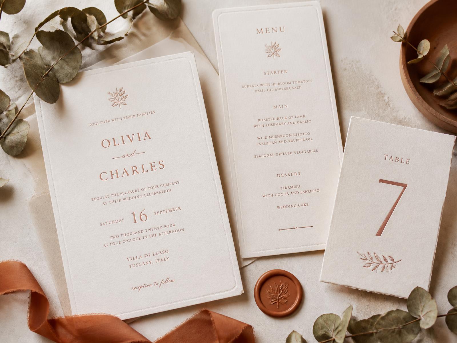 Papeterie de mariage disposée sur une table